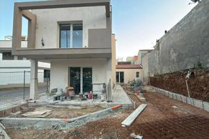 Villetta bilivelli con giardino e posto auto