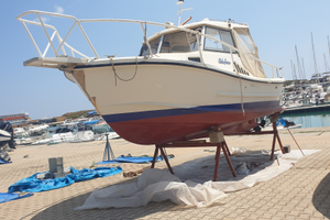 Barca Calafuria 750 cabin