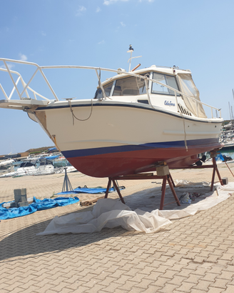 Barca Calafuria 750 cabin