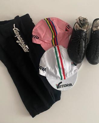 Pantaloni, scarpe e cappellino