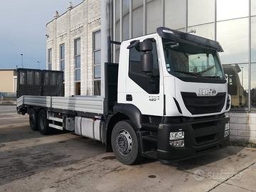 Iveco Stralis 260S42 6x2 Euro 6 pianale con rampe