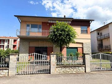 Casa indipendente di 120 m² con 4 locali e box aut