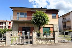 Casa indipendente di 120 m² con 4 locali e box aut