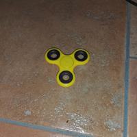 fidget spinner giallo