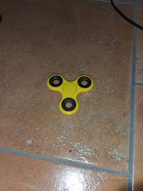 fidget spinner giallo
