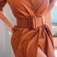 Abito in pelle più cintura