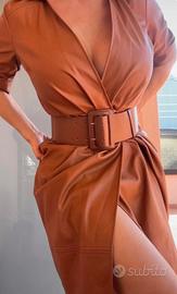 Abito in pelle più cintura