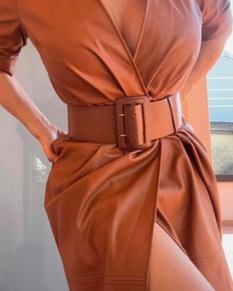 Abito in pelle più cintura