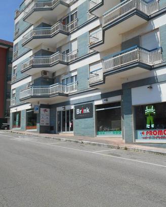 Immobile di 320 m² con 1 locale a Noci