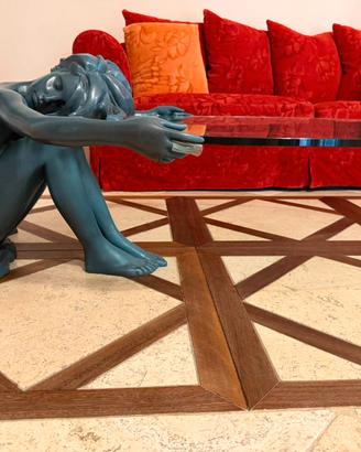 Tavolino di vetro con scultura