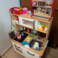 Cucina in legno completa di tantissimi accessori 