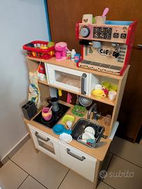 Cucina in legno completa di tantissimi accessori 