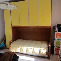 camera armadio a ponte in ciliegio con ante gialle