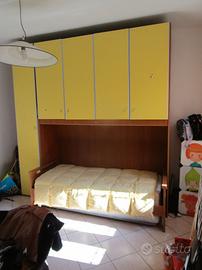 camera armadio a ponte in ciliegio con ante gialle