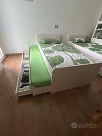 Letto singolo con letto estraibile e libreria