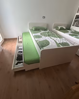 Letto singolo con letto estraibile e libreria