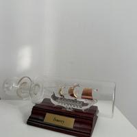 Nave Bounty in bottiglia in vetro con piedistallo