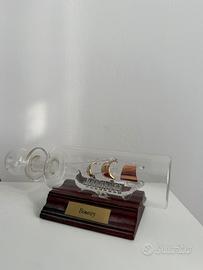 Nave Bounty in bottiglia in vetro con piedistallo