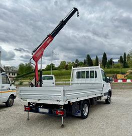 IVECO 35C18 con cassone e gru FASSI MICRO M20A