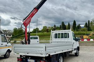 IVECO 35C18 con cassone e gru FASSI MICRO M20A