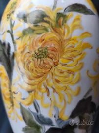 Vaso per fiori in porcellana dipinto a mano.