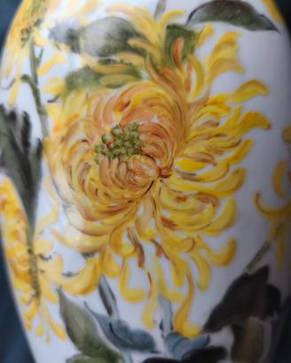 Vaso per fiori in porcellana dipinto a mano.