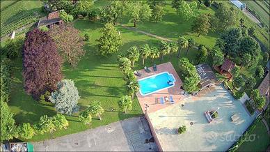 Villa con piscina e capannone