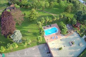 Villa con piscina e capannone