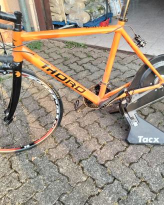 Bici da corsa Thoro + Rullo smart Tacx Neo