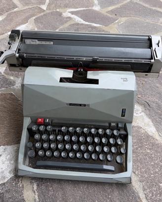 macchina da scrivere Olivetti 82