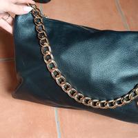 borsa in pelle con catena dorata nera
