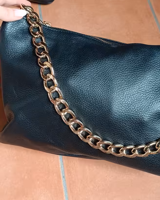 borsa in pelle con catena dorata nera