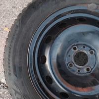 Pneumatici invernali completi di cerchi