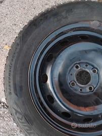 Pneumatici invernali completi di cerchi