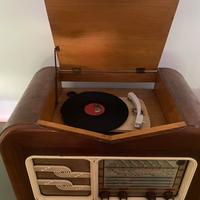 Giradisco vintage con dischi in vinile