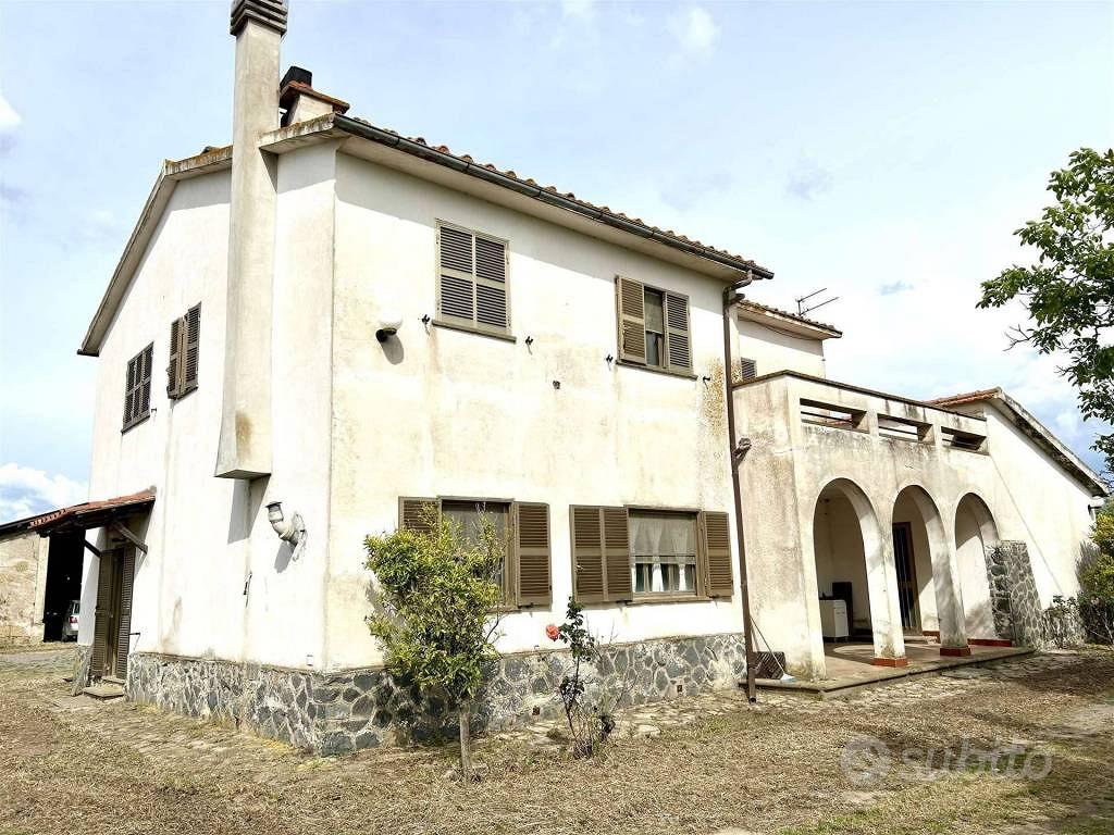 Rustico / Casale di 530 m² con più di 5 locali a T - Vista 3