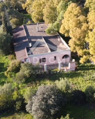 Villa con dependance su 4,5ettari a 500mt dal mare