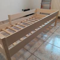 Lettino in legno per bambini