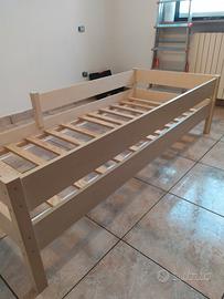 Lettino in legno per bambini