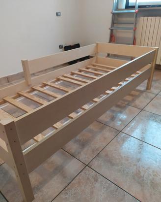 Lettino in legno per bambini