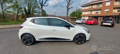 Renault clio dCi 8V 75CV 5 porte Moschino Intense.