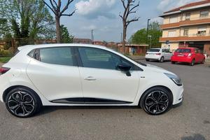Renault clio dCi 8V 75CV 5 porte Moschino Intense.