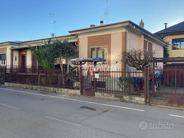PORZIONE DI VILLA BIFAMILIARE LIBERA SU TRE LATI C