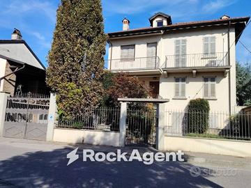 Villa di 240 m² con più di 5 locali e box auto dop