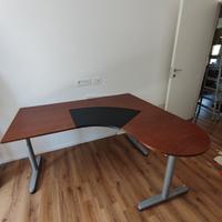 scrivania IKEA angolare
