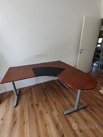 scrivania IKEA angolare