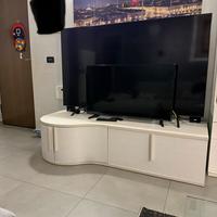 Parete soggiorno moderna con mobile TV e vetrina