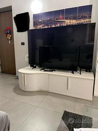 Parete soggiorno moderna con mobile TV e vetrina