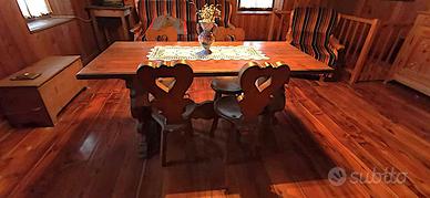 Tavolo con sedie massiccio