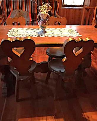 Tavolo con sedie massiccio